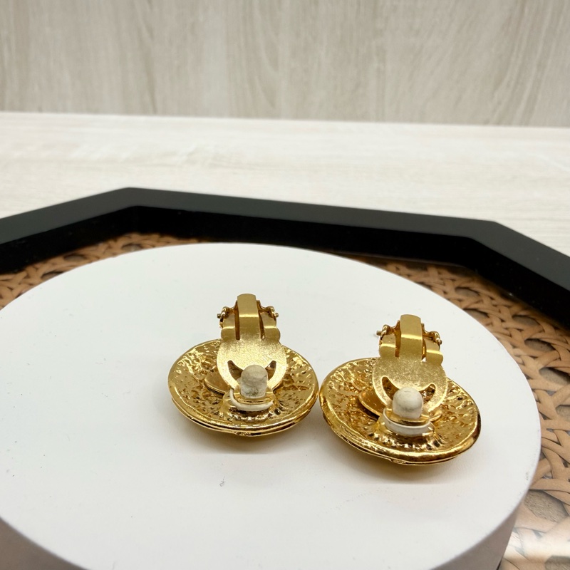 CHANEL金色夾式vintage耳環-3