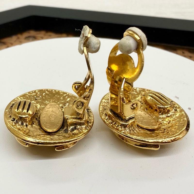 CHANEL金色夾式vintage耳環-11