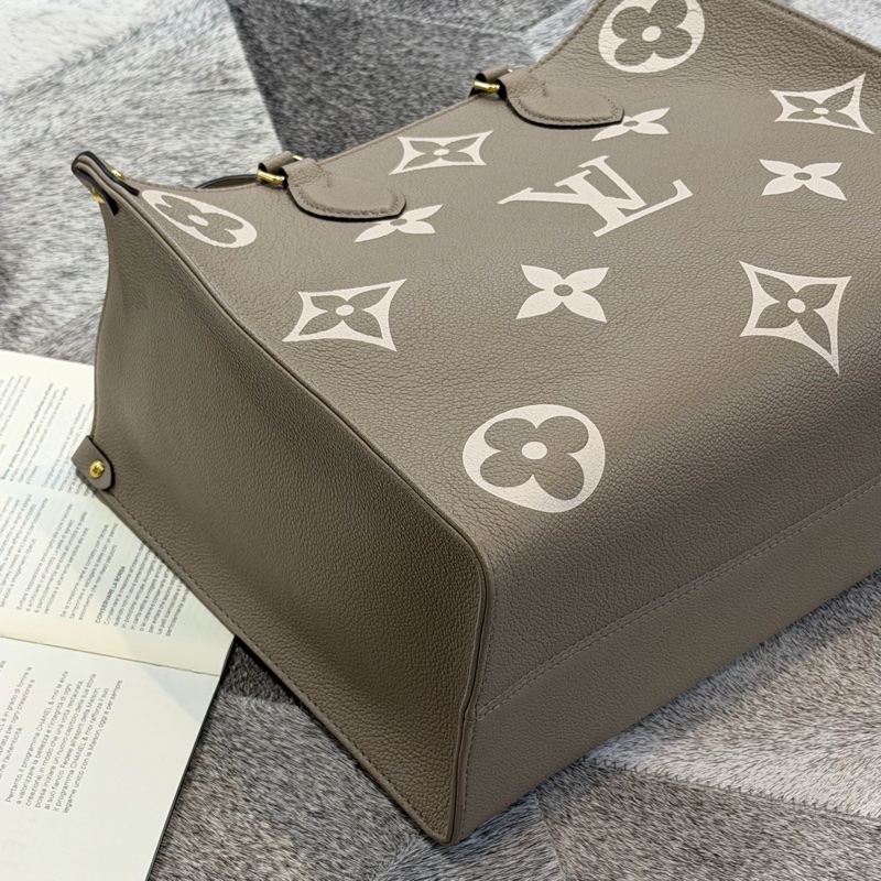 LV ON THE GO MM斑鳩灰配奶油雙色/晶片-3