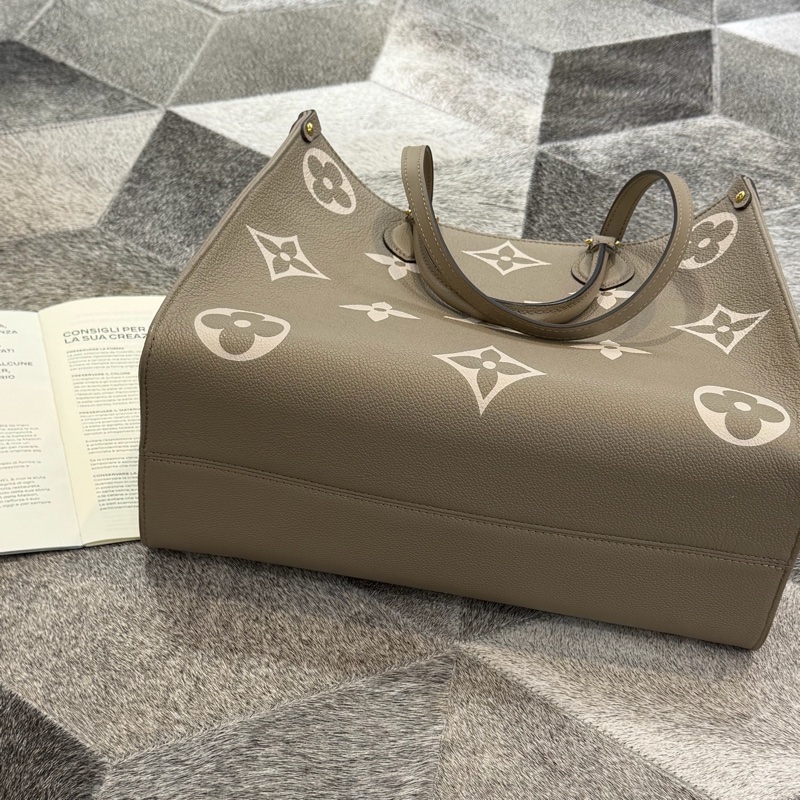 LV ON THE GO MM斑鳩灰配奶油雙色/晶片-5