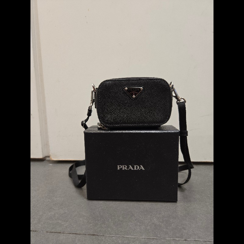 PRADA 普拉達 Saffiano 可拆斜背防刮牛皮零錢卡片小包-1