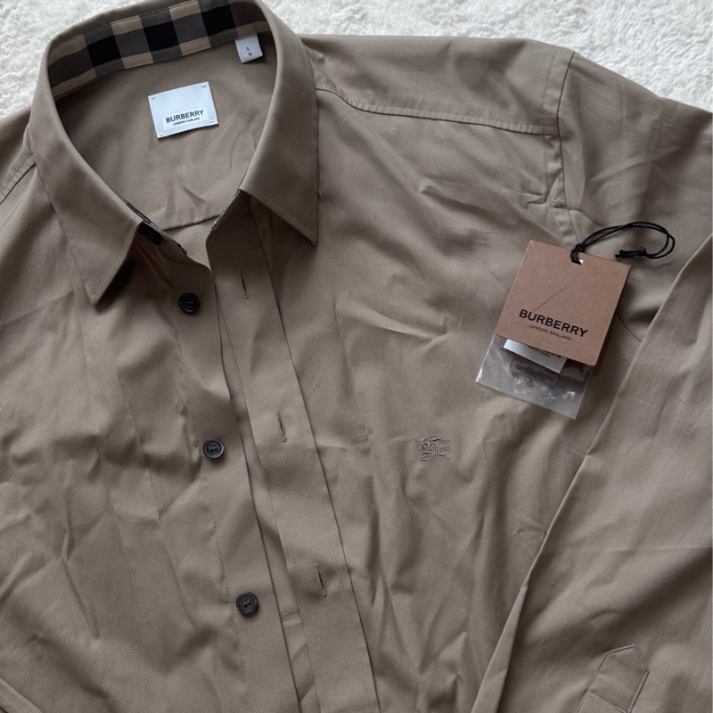 [BURBERRY] 刺繡騎士LOGO格子邊領設計棉質長袖襯衫(男款/卡其)-1