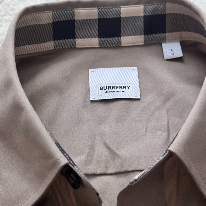 [BURBERRY] 刺繡騎士LOGO格子邊領設計棉質長袖襯衫(男款/卡其)-2
