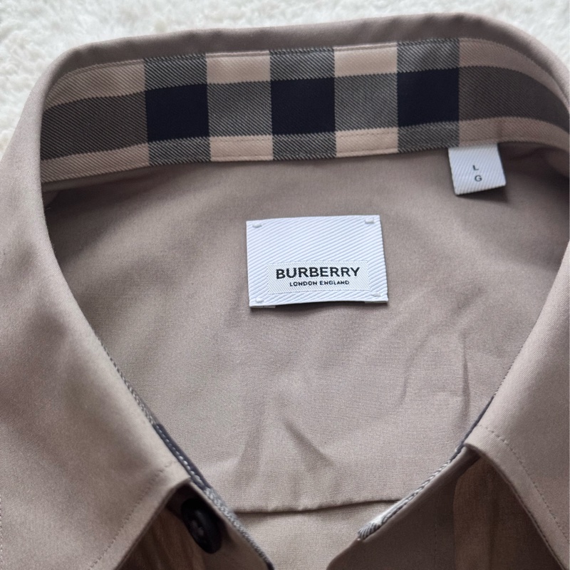 [BURBERRY] 刺繡騎士LOGO格子邊領設計棉質長袖襯衫(男款/卡其)-10
