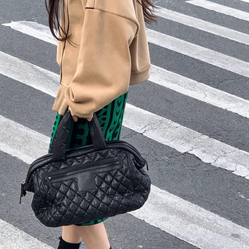 CHANEL香奈兒全黑泡芙羽太空雲朵托特單肩手提包-23