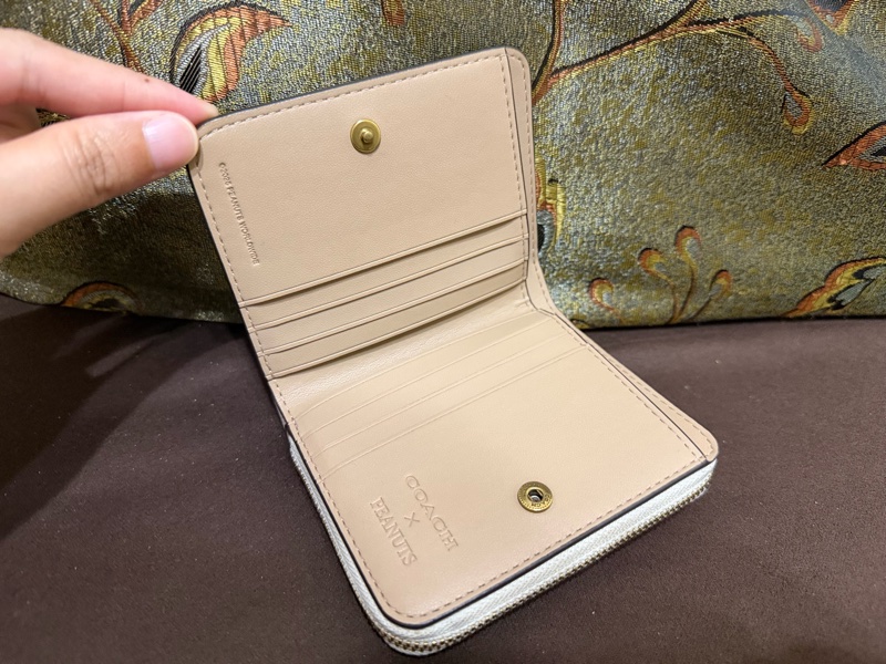 Coach x peanuts 史努比聯名象牙白短夾-2