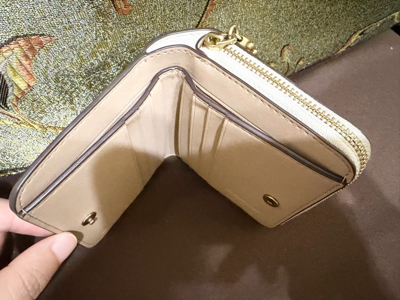 Coach x peanuts 史努比聯名象牙白短夾-3