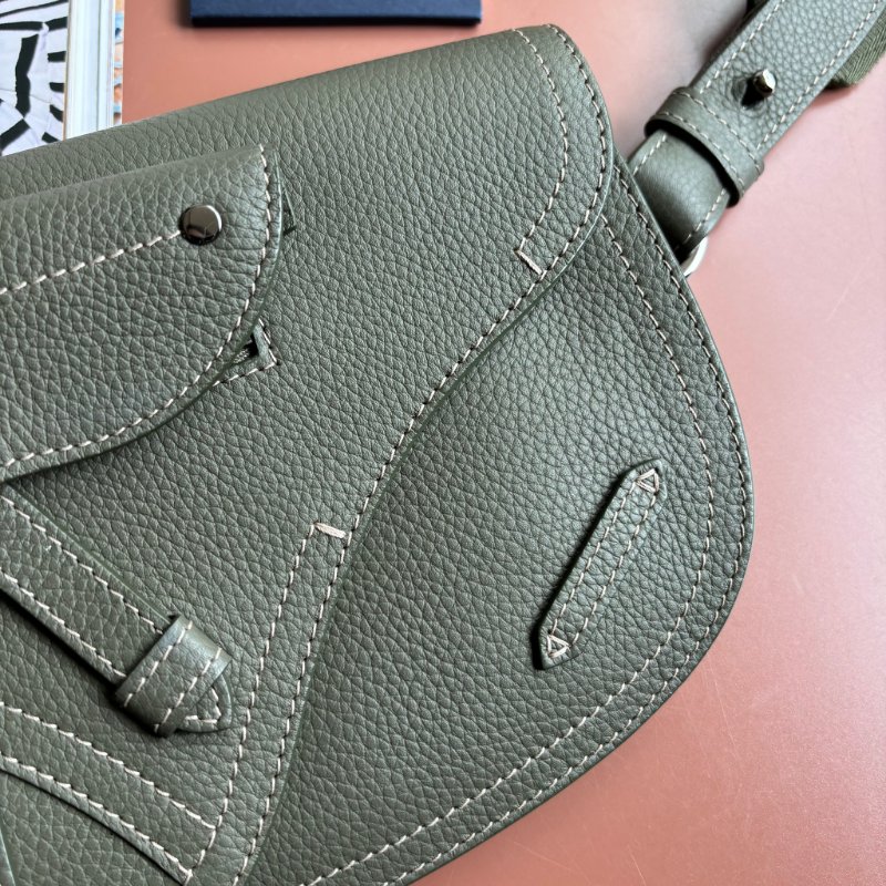 ::Christian Dior:: Saddle Pouch 墨綠色皮革馬鞍包 胸口包 側背包-2