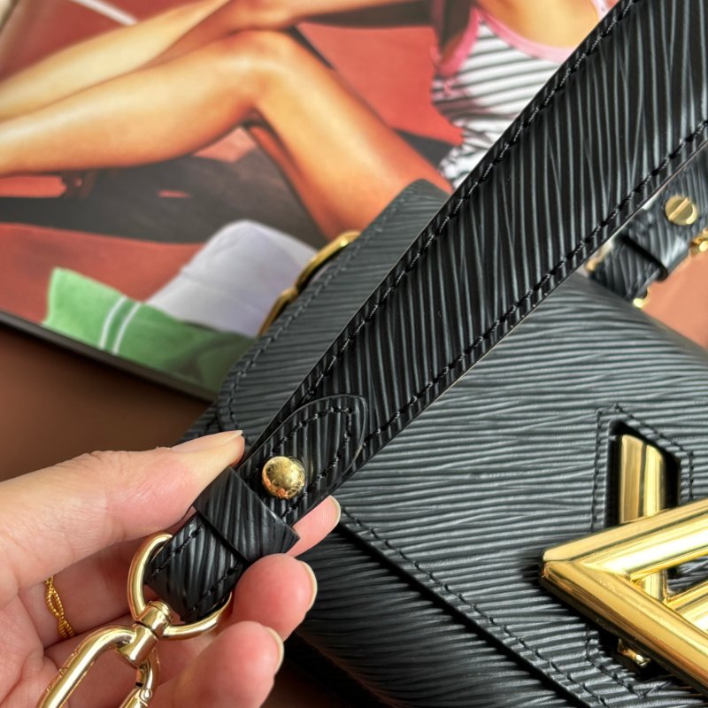 ::LOUIS VUITTON:: LV Twist 黑色EPI皮革金旋轉釦手提兩用包-14