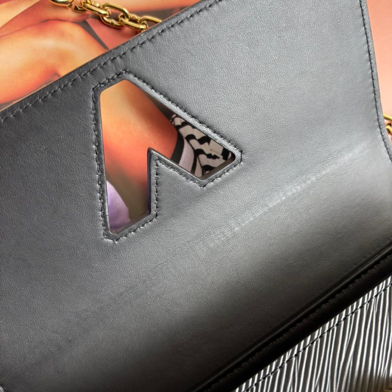 ::LOUIS VUITTON:: LV Twist 黑色EPI皮革金旋轉釦手提兩用包-17