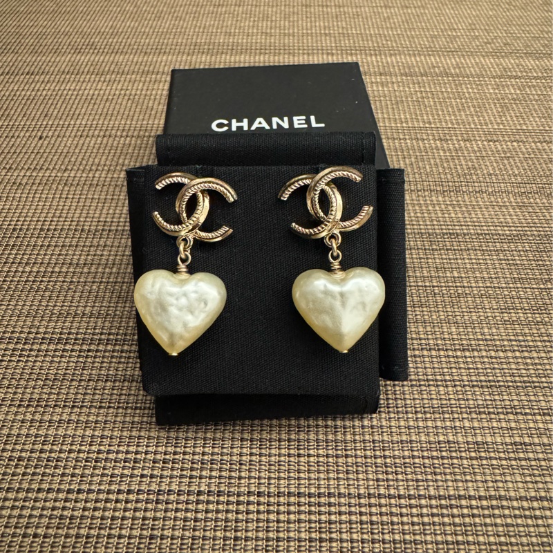 CHANEL 愛心吊飾耳釘-1