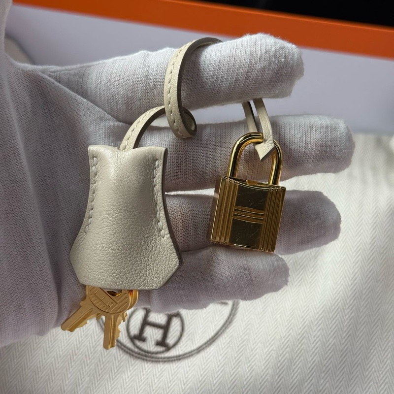Hermes Kelly25奶昔白金扣 swift 鎖具肩帶塵袋-14