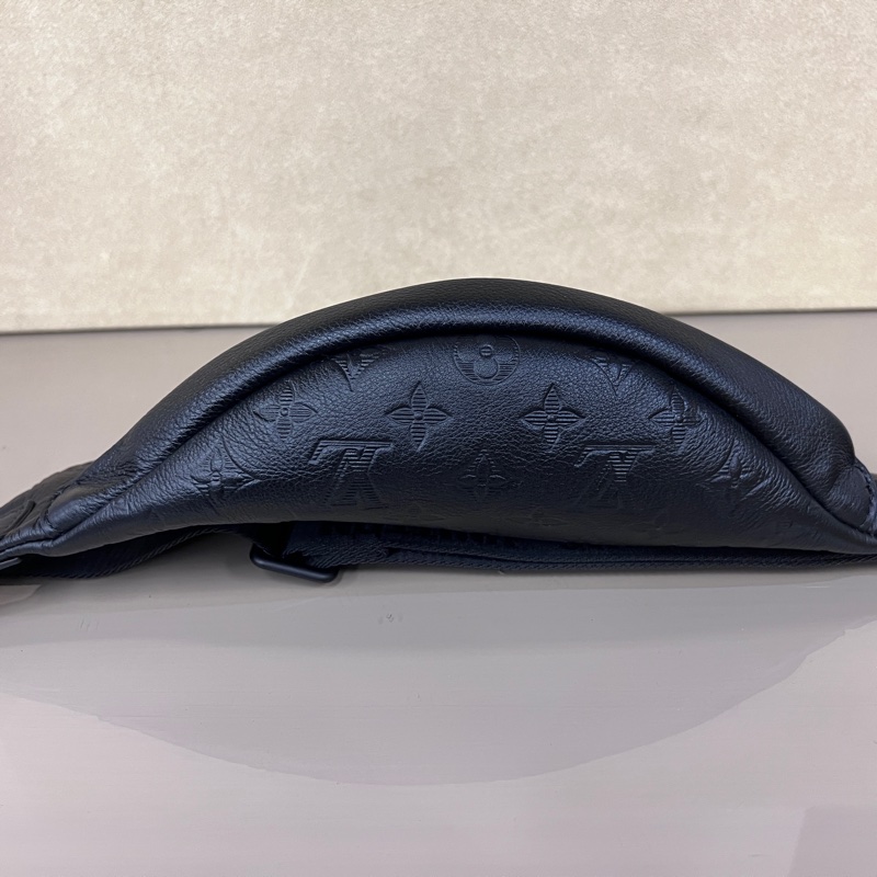 LV黑牛皮壓紋黑釦Discovery Pm胸腰包-5
