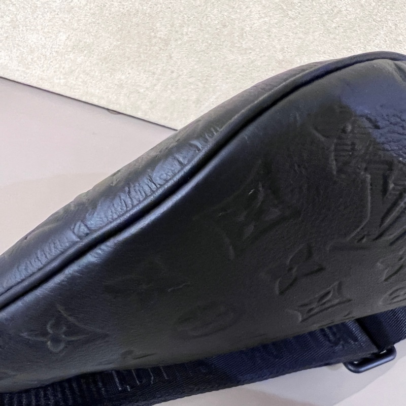 LV黑牛皮壓紋黑釦Discovery Pm胸腰包-6