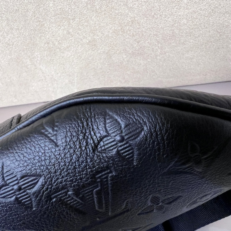 LV黑牛皮壓紋黑釦Discovery Pm胸腰包-7