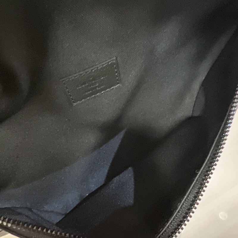LV黑牛皮壓紋黑釦Discovery Pm胸腰包-8
