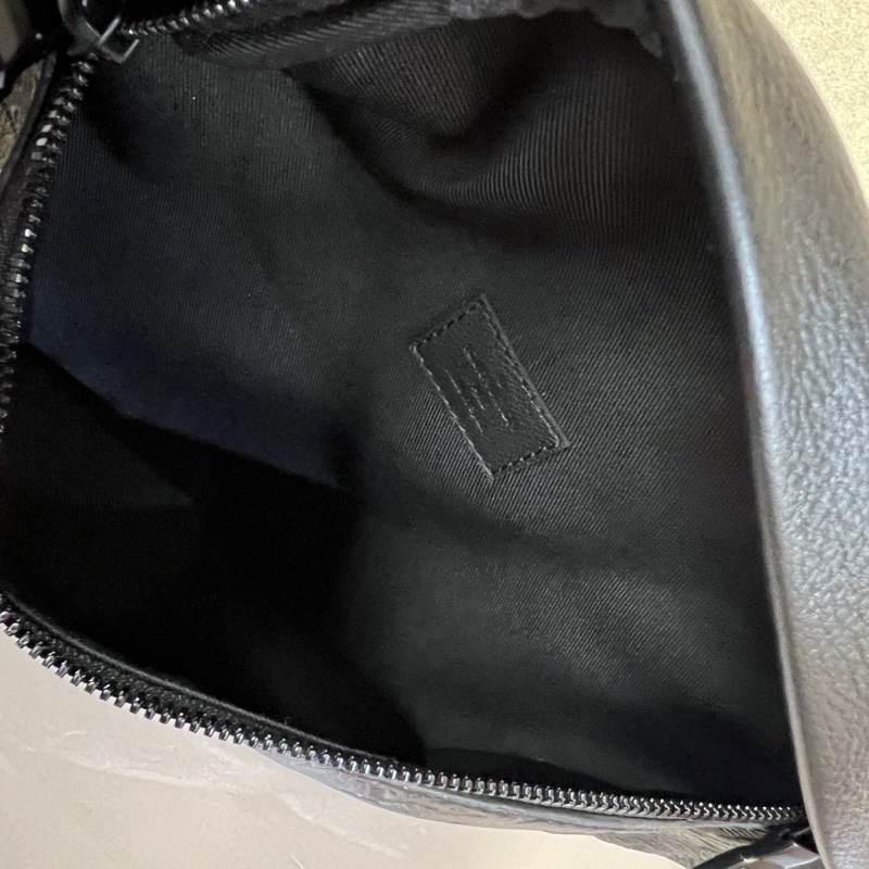 LV黑牛皮壓紋黑釦Discovery Pm胸腰包-9