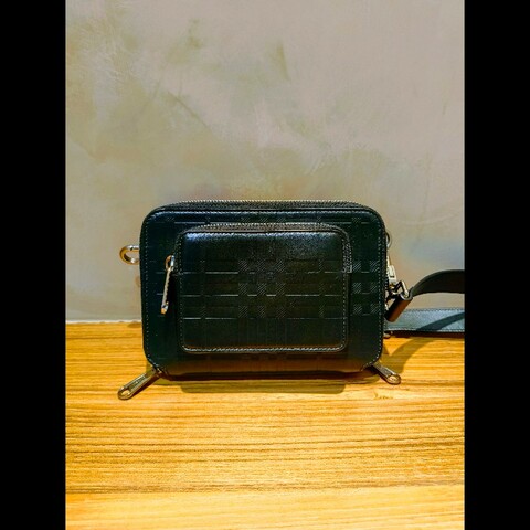 經典壓紋皮革小型斜背包(Camera Bag / Crossbody 類型)
