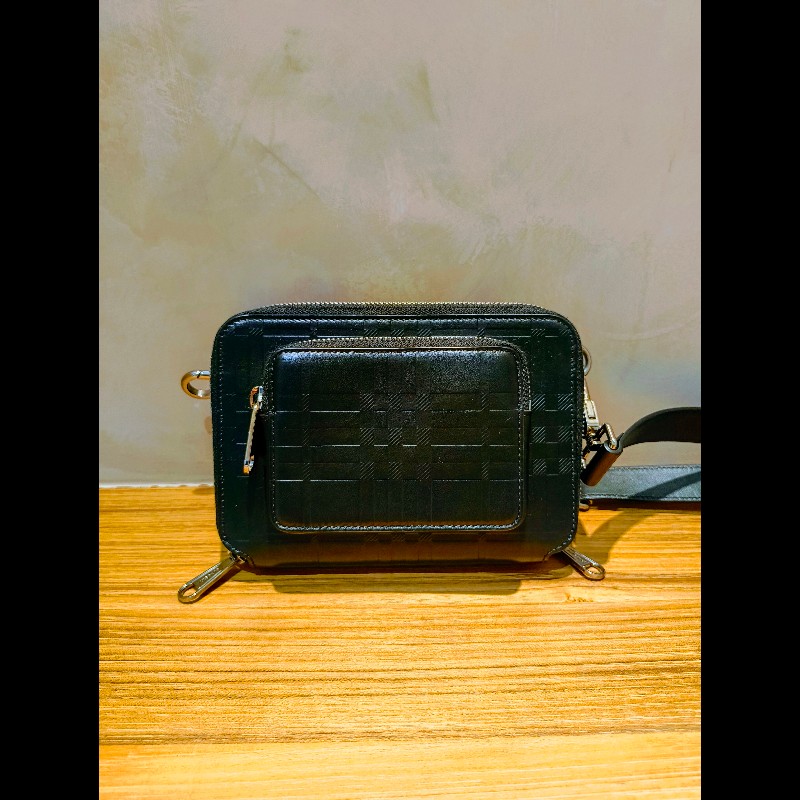 經典壓紋皮革小型斜背包（Camera Bag / Crossbody 類型）-0