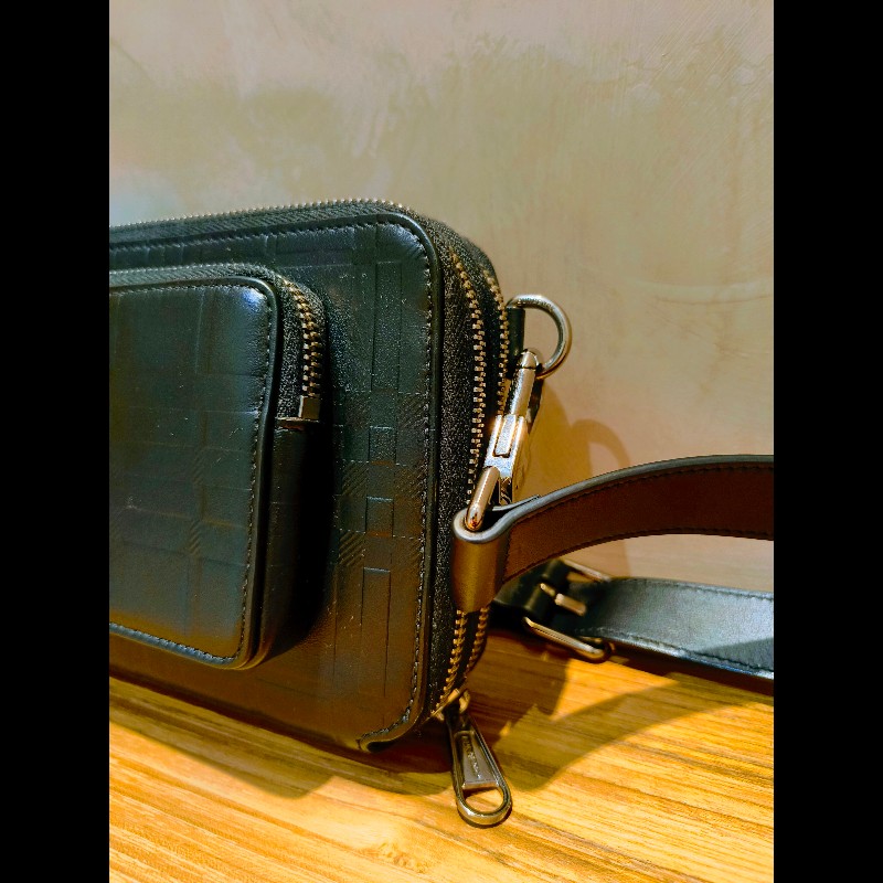 經典壓紋皮革小型斜背包（Camera Bag / Crossbody 類型）-6