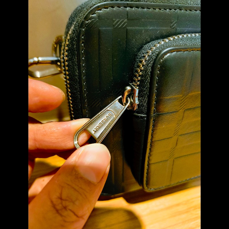 經典壓紋皮革小型斜背包（Camera Bag / Crossbody 類型）-8