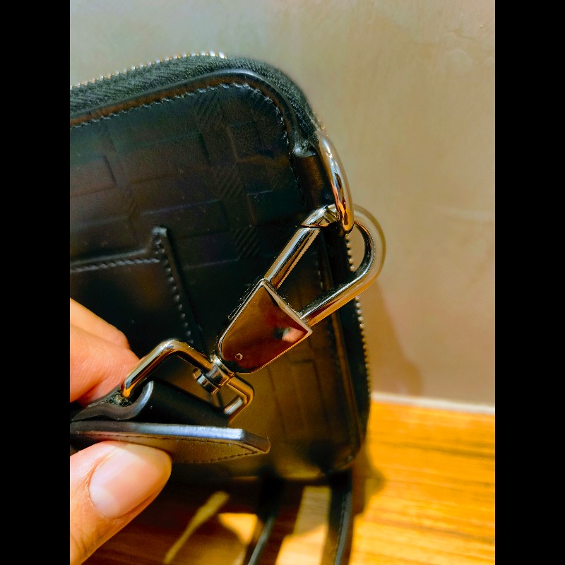 經典壓紋皮革小型斜背包（Camera Bag / Crossbody 類型）-9