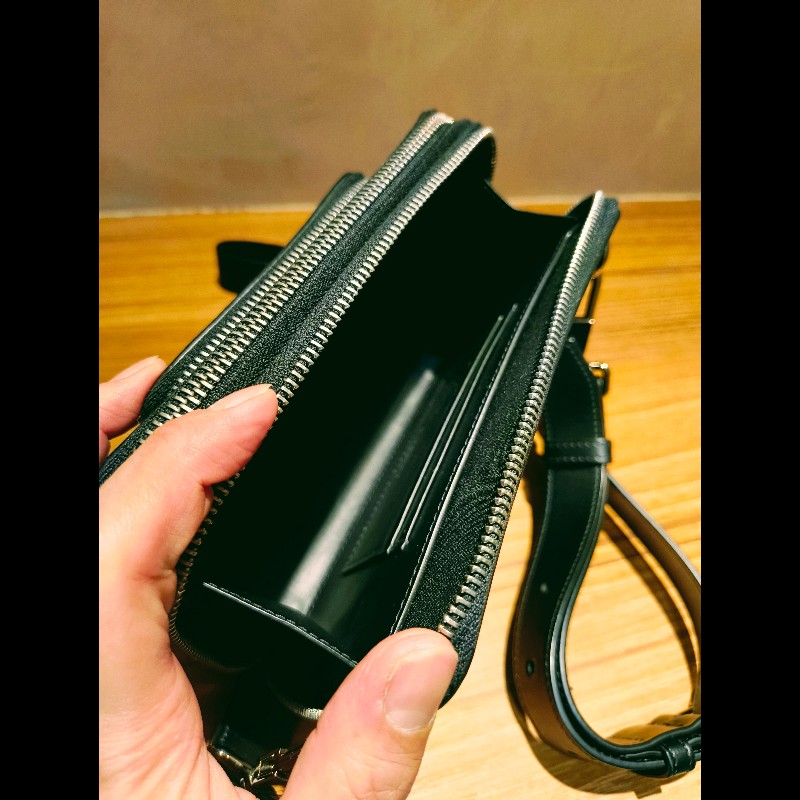 經典壓紋皮革小型斜背包（Camera Bag / Crossbody 類型）-12