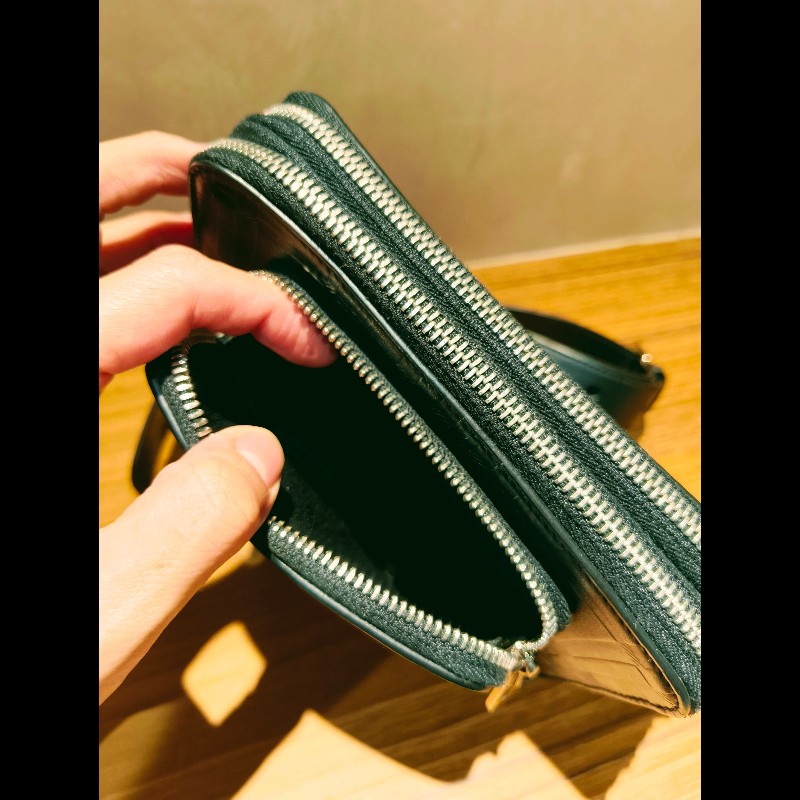 經典壓紋皮革小型斜背包（Camera Bag / Crossbody 類型）-13