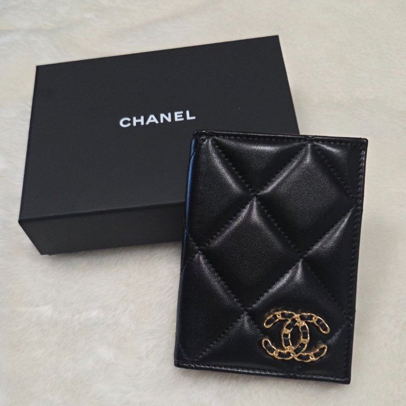 禮物～ Chanel香奈兒19系列黑金皮穿鍊雙C logo護照夾/ 證件夾/ 卡夾/ 卡包-0