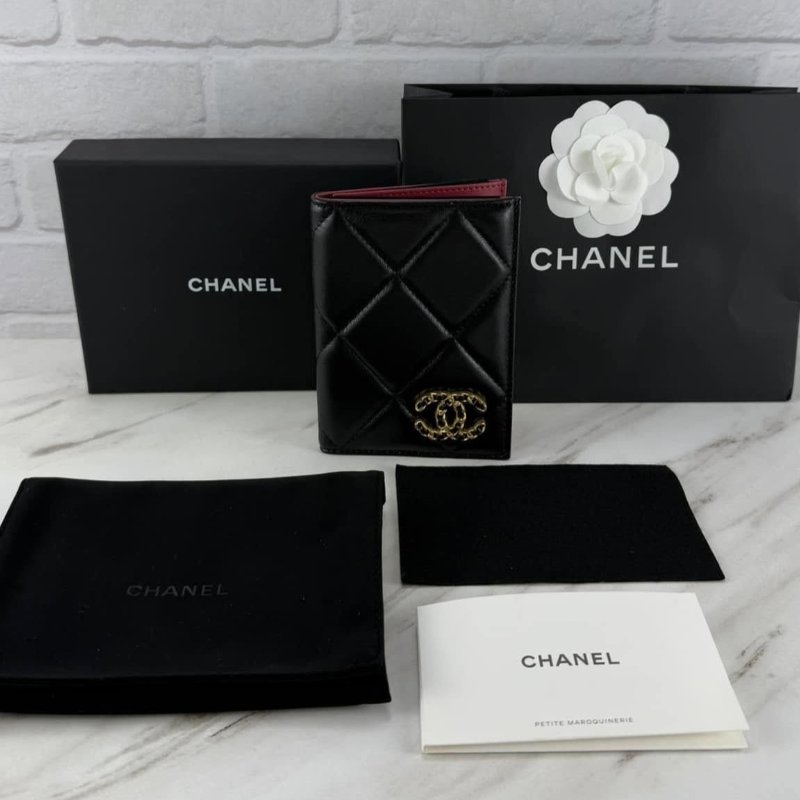 禮物～ Chanel香奈兒19系列黑金皮穿鍊雙C logo護照夾/ 證件夾/ 卡夾/ 卡包-3