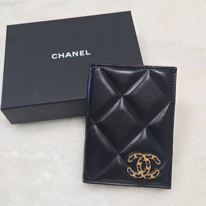 禮物～ Chanel香奈兒19系列黑金皮穿鍊雙C logo護照夾/ 證件夾/ 卡夾/ 卡包-4