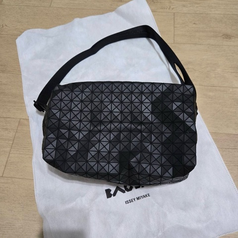Issey Miyake 三宅一生 BaoBao KURO系列 馬鞍包 霧黑色 超稀有款