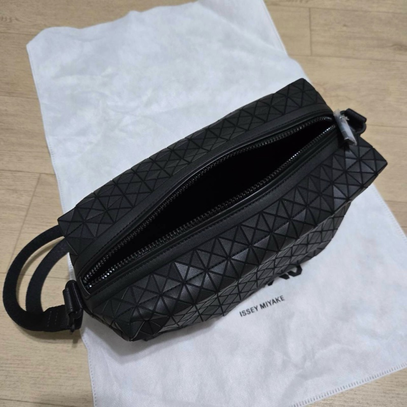 Issey Miyake 三宅一生 BaoBao KURO系列 馬鞍包 霧黑色 超稀有款-1