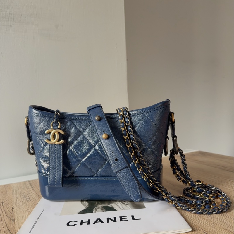 CHANEL 藍色漆皮Gabrielle 小號流浪包-0