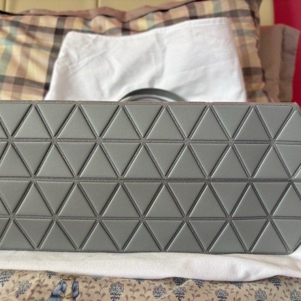 全新｜BAO BAO ISSEY MIYAKE CRYSTAL MATTE 淺灰托特包-1