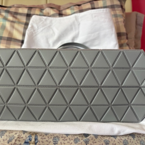 全新｜BAO BAO ISSEY MIYAKE CRYSTAL MATTE 淺灰托特包-7