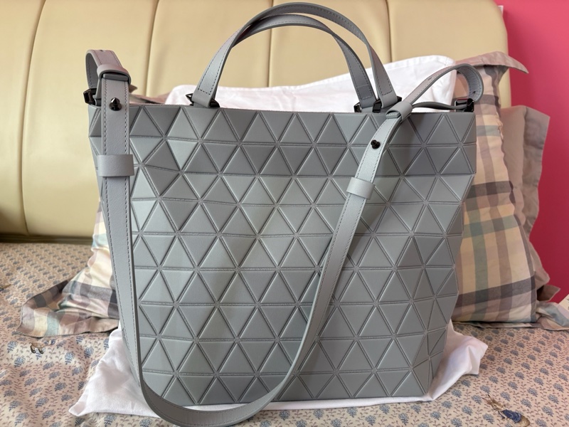 全新｜BAO BAO ISSEY MIYAKE CRYSTAL MATTE 淺灰托特包-0