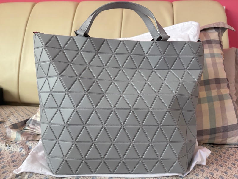 全新｜BAO BAO ISSEY MIYAKE CRYSTAL MATTE 淺灰托特包-1