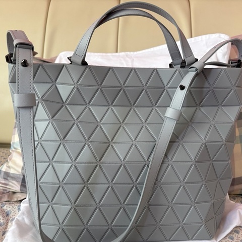全新｜BAO BAO ISSEY MIYAKE CRYSTAL MATTE 淺灰托特包