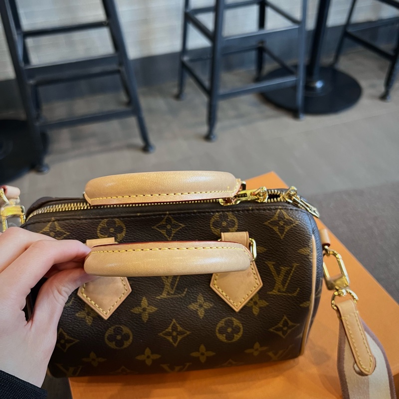 📢二手近新 Louis Vuitton LV Speedy Bandouliere 20奶茶色背帶波士頓包晶片款 正品-6