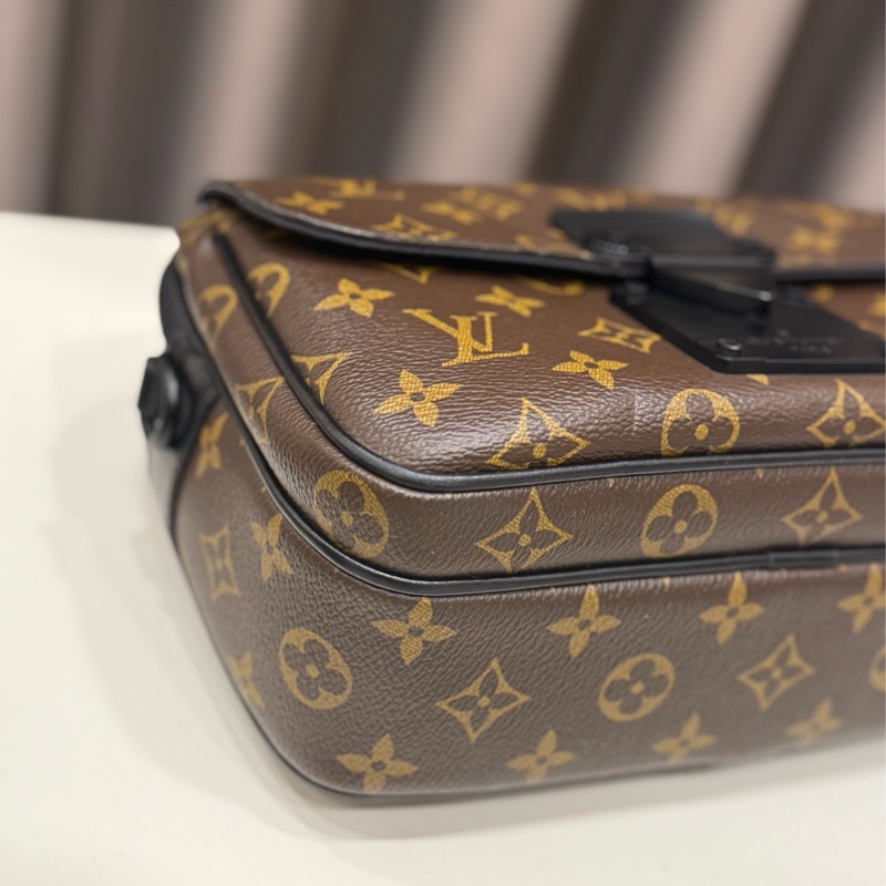 Louis vuitton路易威登 LV經典花紋拉鍊兩用斜背郵差包-6