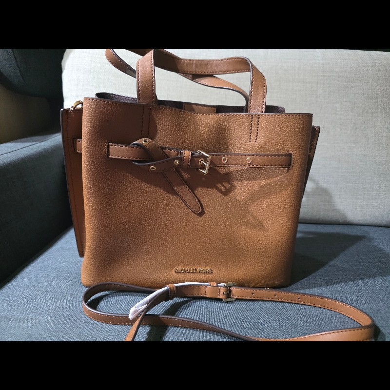 這是一款 Michael Kors Emilia 系列的馬鞍棕色荔枝紋皮革手提兩用包。-0