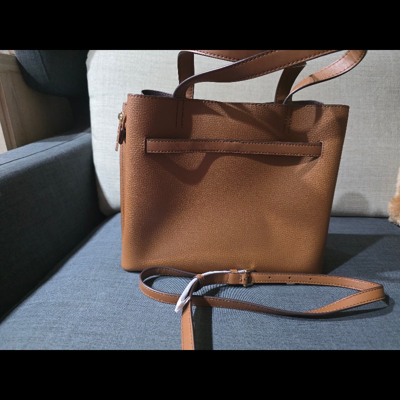 這是一款 Michael Kors Emilia 系列的馬鞍棕色荔枝紋皮革手提兩用包。-1