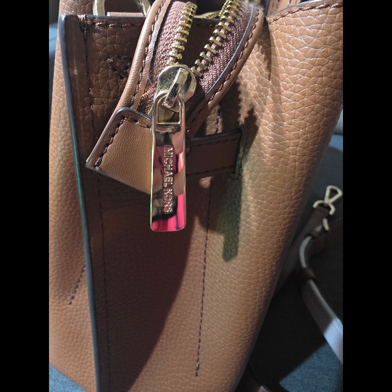 這是一款 Michael Kors Emilia 系列的馬鞍棕色荔枝紋皮革手提兩用包。-2