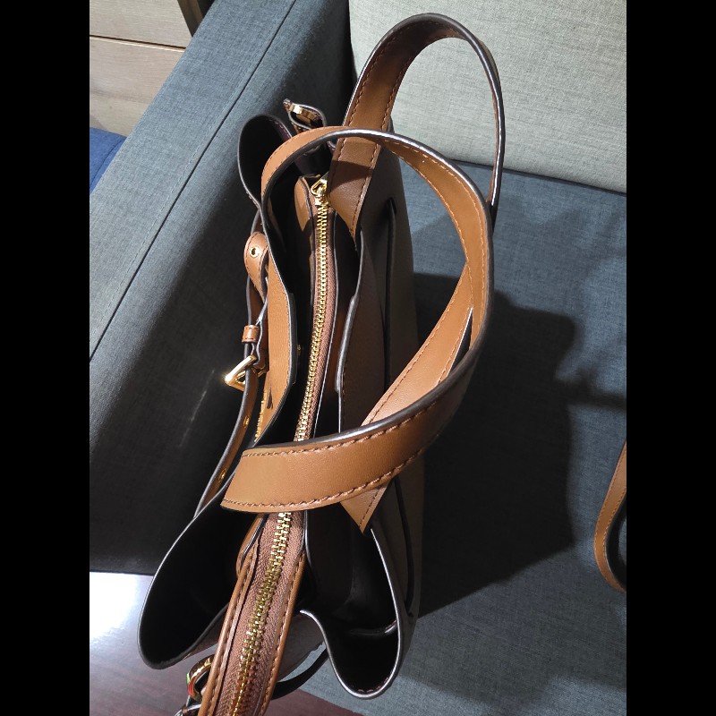 這是一款 Michael Kors Emilia 系列的馬鞍棕色荔枝紋皮革手提兩用包。-4