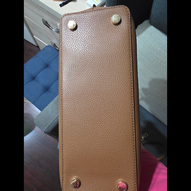 這是一款 Michael Kors Emilia 系列的馬鞍棕色荔枝紋皮革手提兩用包。-7