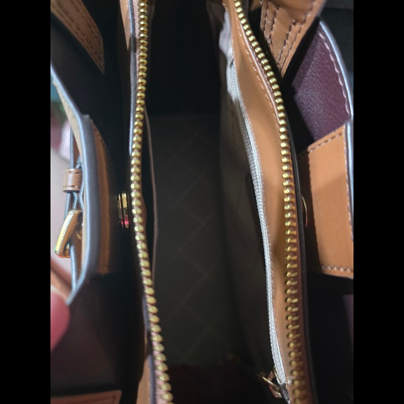 這是一款 Michael Kors Emilia 系列的馬鞍棕色荔枝紋皮革手提兩用包。-8