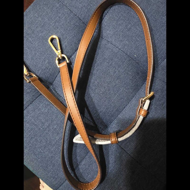 這是一款 Michael Kors Emilia 系列的馬鞍棕色荔枝紋皮革手提兩用包。-9