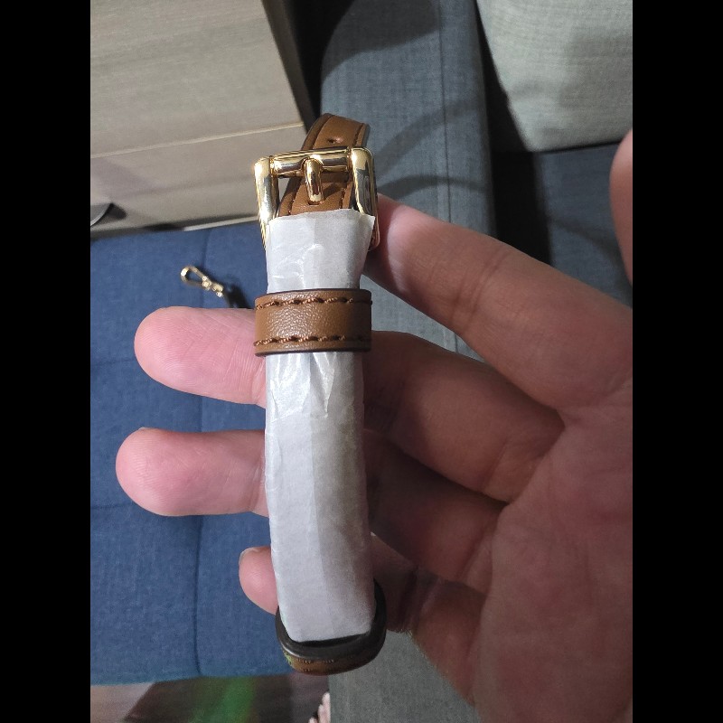 這是一款 Michael Kors Emilia 系列的馬鞍棕色荔枝紋皮革手提兩用包。-10