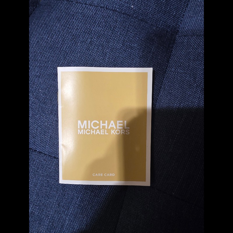 這是一款 Michael Kors Emilia 系列的馬鞍棕色荔枝紋皮革手提兩用包。-11